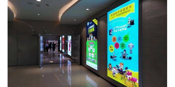 珠海奧圓廣場的uv軟膜燈箱 走過了總?cè)滩蛔《嗫磶籽?-「力奇廣告」